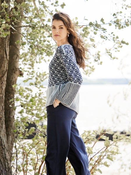 Modischer Pullover mit geometrischem Muster, Blau-Weiß, Weite Ärmel. Schicke Hose, elegante Silhouette.