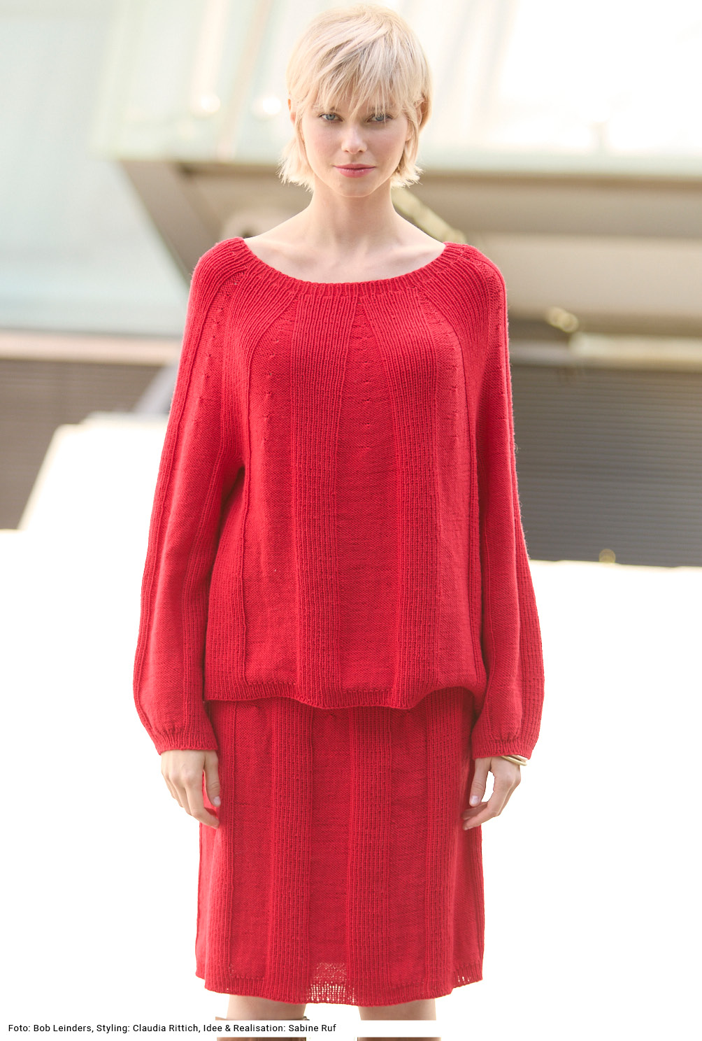 Modellansicht Bild 2: Pulli und Rock mit Rippenstreifen