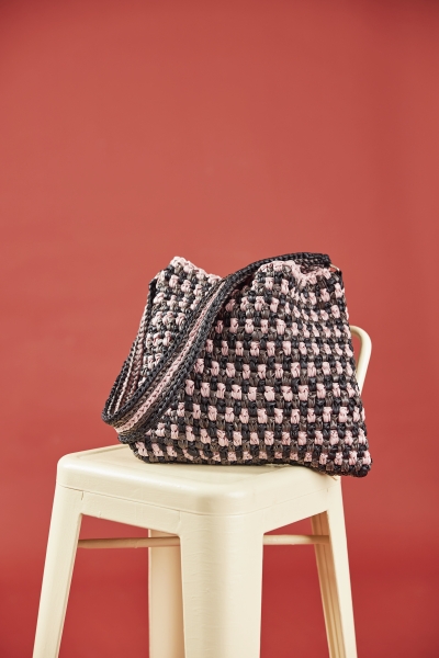 Schwarz-rosa gehäkelte Tasche, modisch, Gittermuster, handgemacht, DIY-Charme.