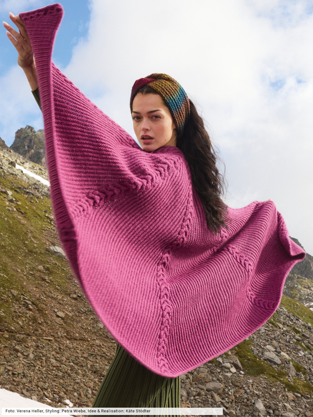 Modellansicht Bild 1: Cape mit Stirnband mit Zopfstreifen