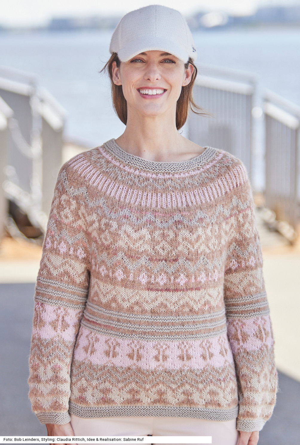 Modellansicht Bild 2: Raglan von oben: Pulli mit Jacquardmuster in Greige, Sand, Puderrosa und Beige