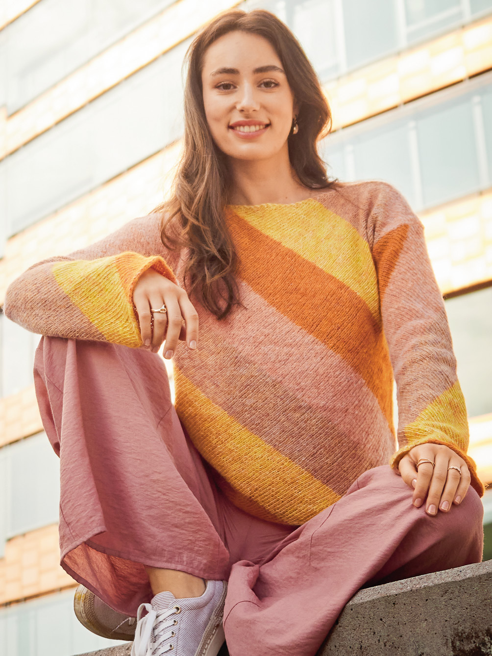 Modellansicht Bild 1: Pulli mit diagonalen Streifen in Orangetönen