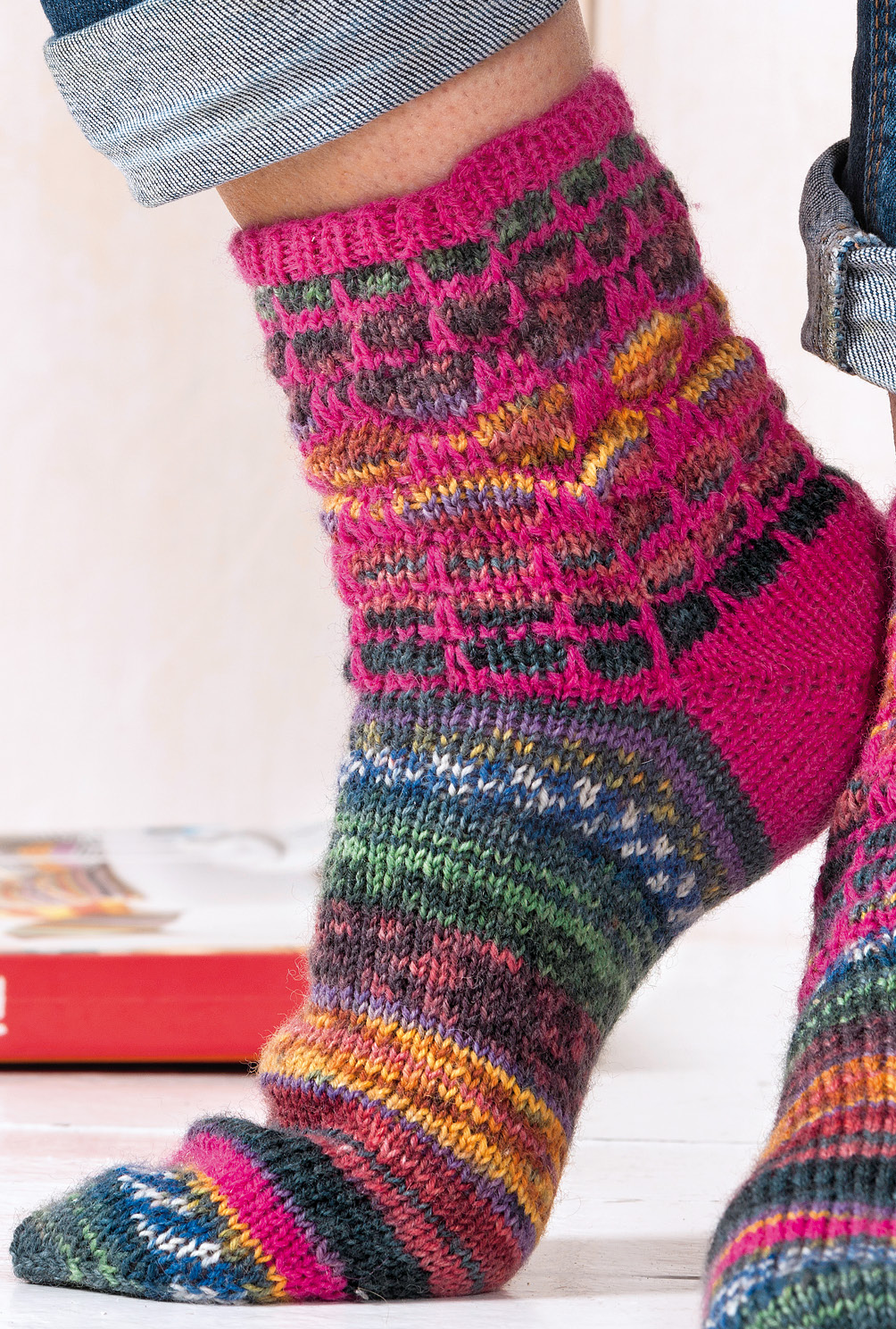 Bunte Socken mit Hebemaschen in Pink