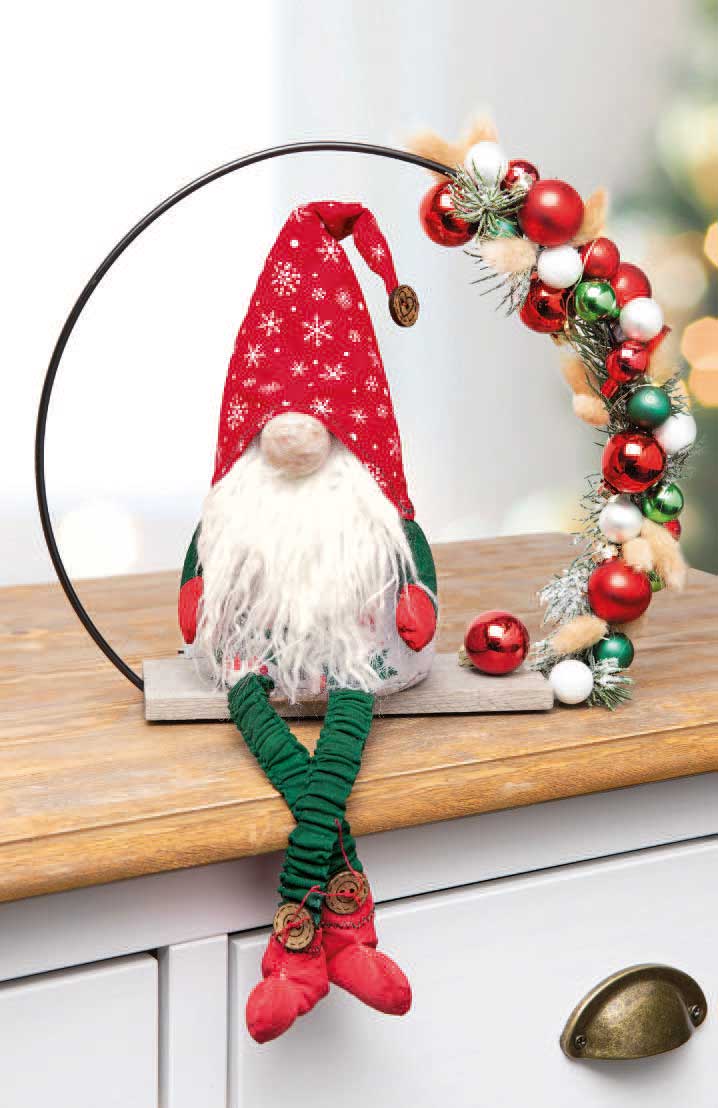 Rot-grüne, handgemachte Kleidung mit Schneeflocken-Muster, geflochtene Beine. DIY-Charme, festlich, detailverliebt.