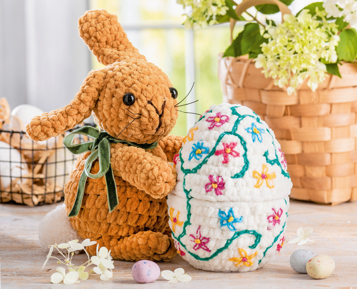 Oster-Häkelset aus Chenille-Wolle: Kuschelhase und XL-Osterei