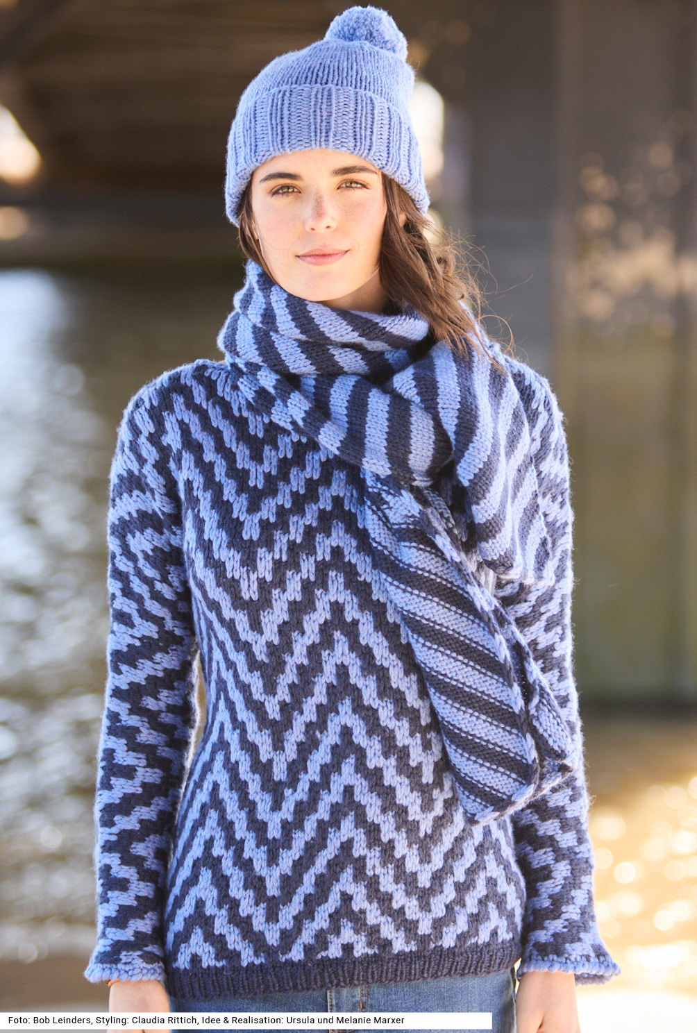 Modellansicht Bild 2: Pulli im Hebemaschenmuster mit Schal und Mütze im Hebemaschenmuster mit Schal und Mütze