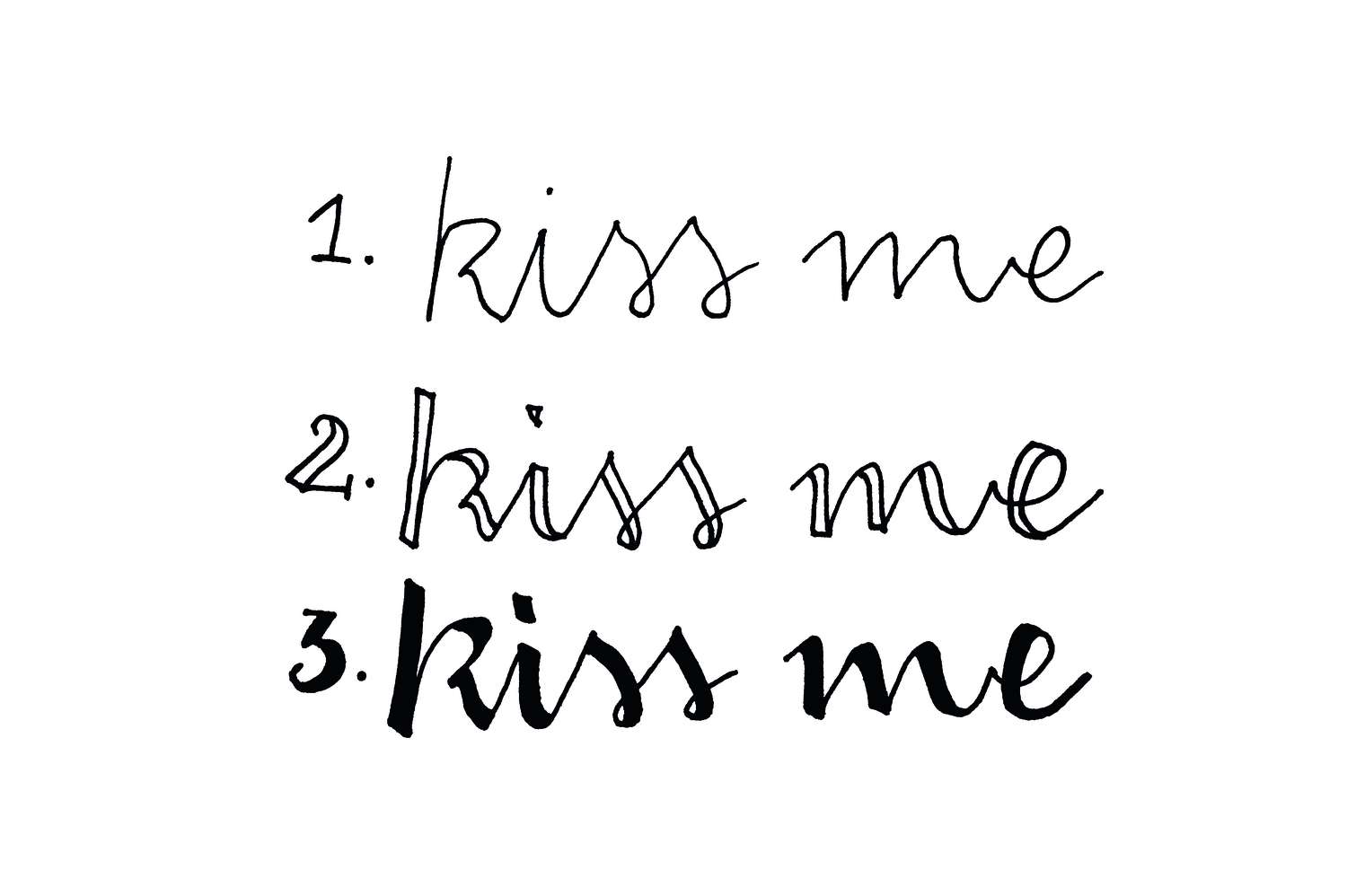 Drei 'kiss me'-Varianten in handgemachten Schriften; elegant bis fett, ideal für DIY-Projekte.