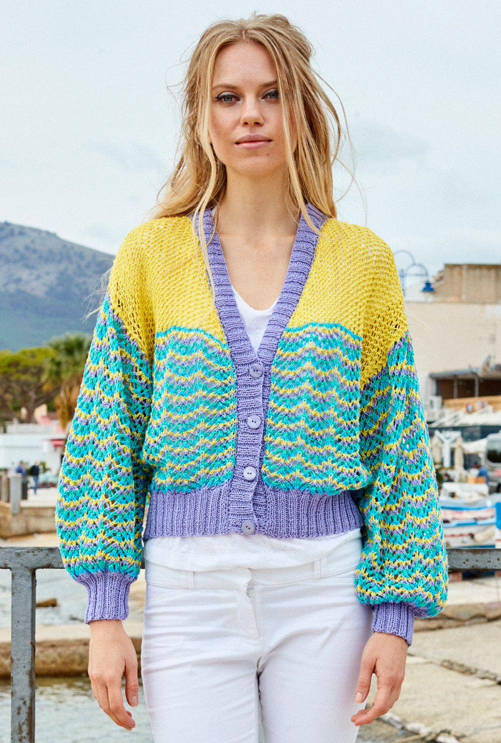 Modellansicht Bild 5: Farbe macht das Leben bunter! Fröhliche Jacke mit Netz- und Wellenmuster