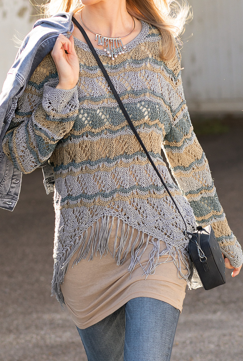 Modellansicht Bild 4: Gestrickter Zipfelpulli mit Wellenmuster