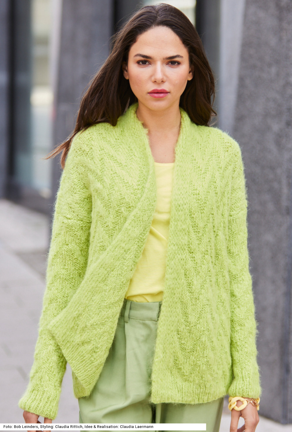 Modellansicht Bild 2: Jacke mit Schalkragen im Ajourmuster in Hellgrün