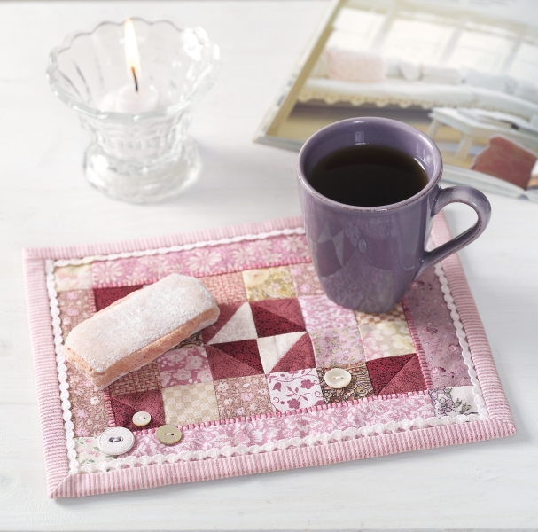 Handgemachtes, buntes Patchwork-Set mit Knöpfen in Rosa- und Rottönen. DIY-Design mit liebevollem Muster.