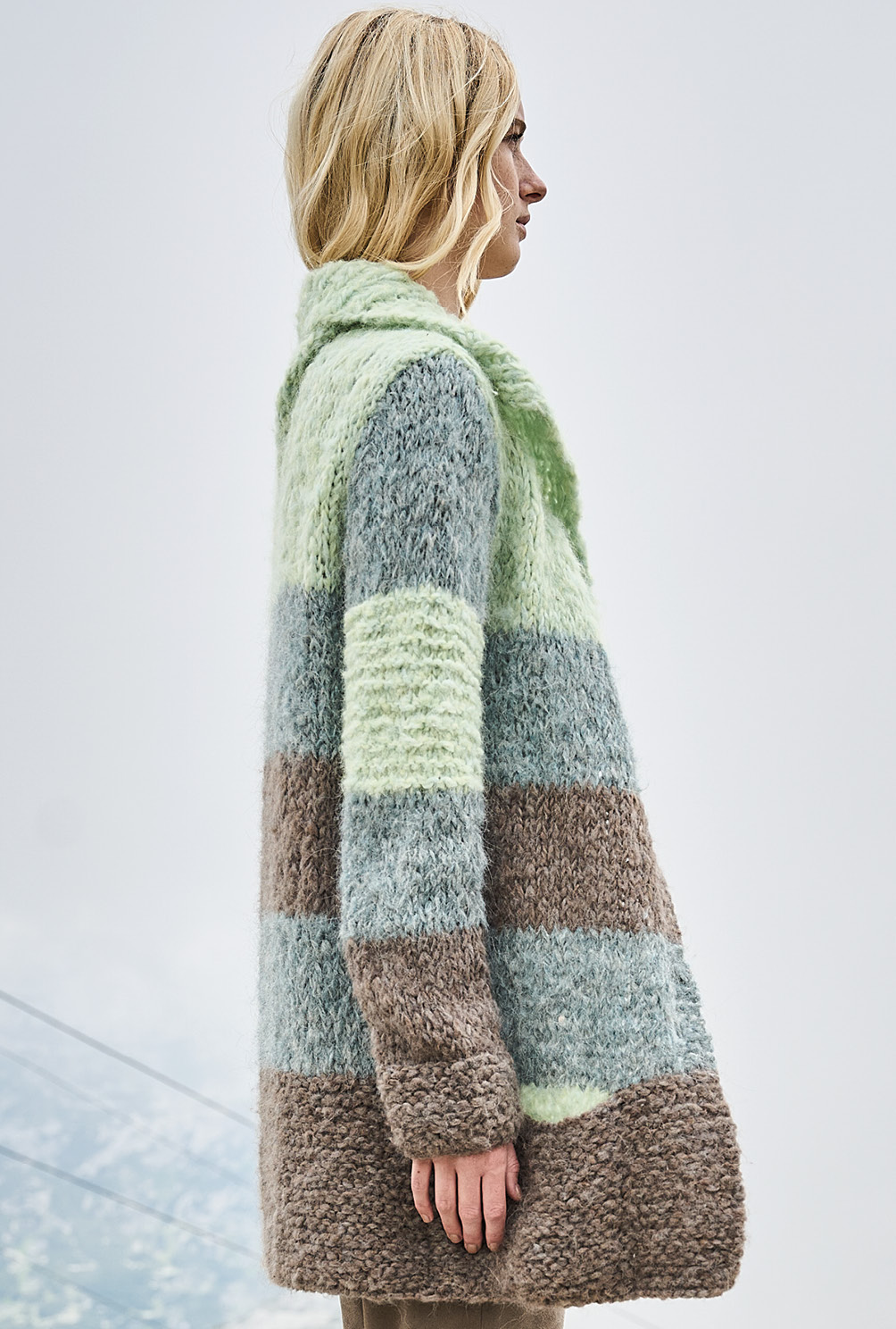 Modellansicht Bild 7: Gestreifte Jacke in Felloptik