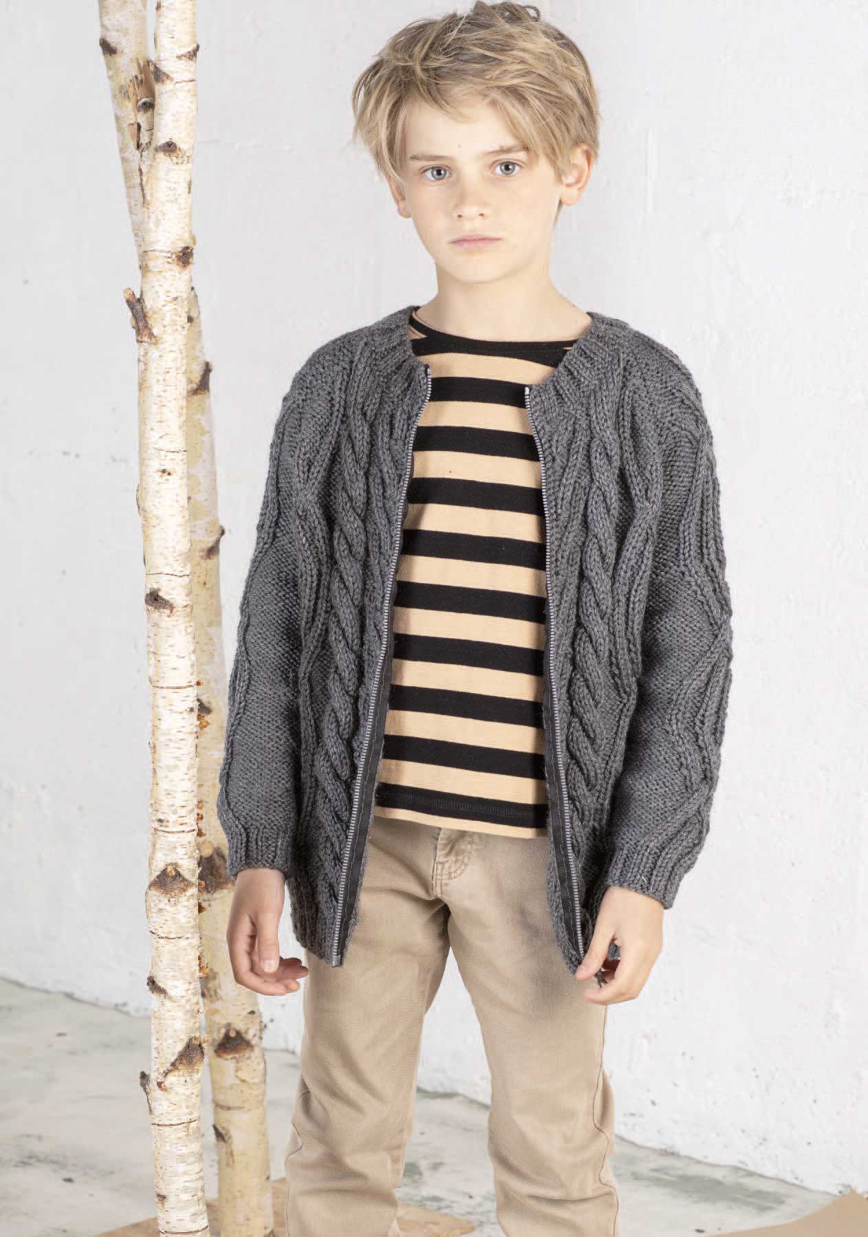 Graue, handgemachte Zopfmusterjacke, modisches Streifen-T-Shirt, beige Hose. Natürlicher und zeitloser Look.