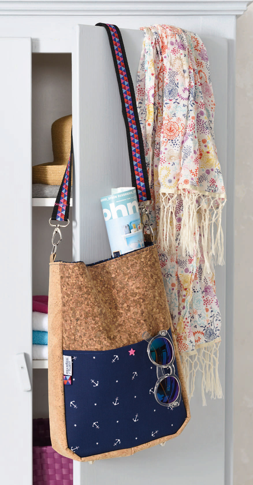 Selbstgemachte Tasche aus Kork und maritimem Stoff. Stylische Ankermuster. Handarbeit, DIY-Look.