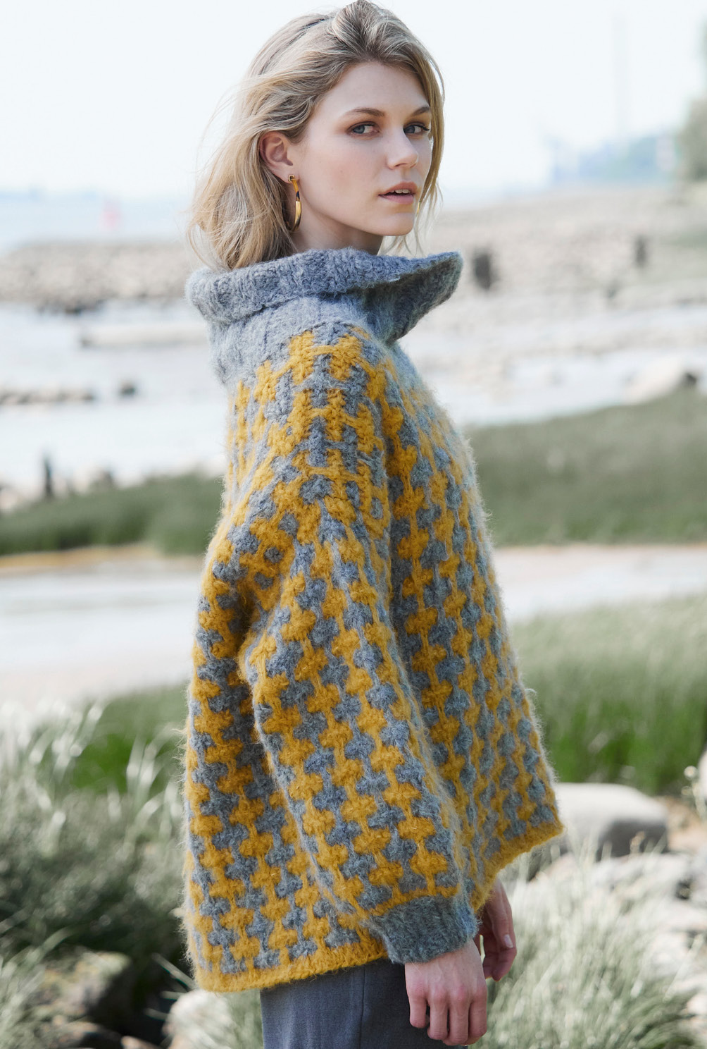 Modellansicht Bild 6: Pulli mit Hebemaschenmuster in Grau und Ocker