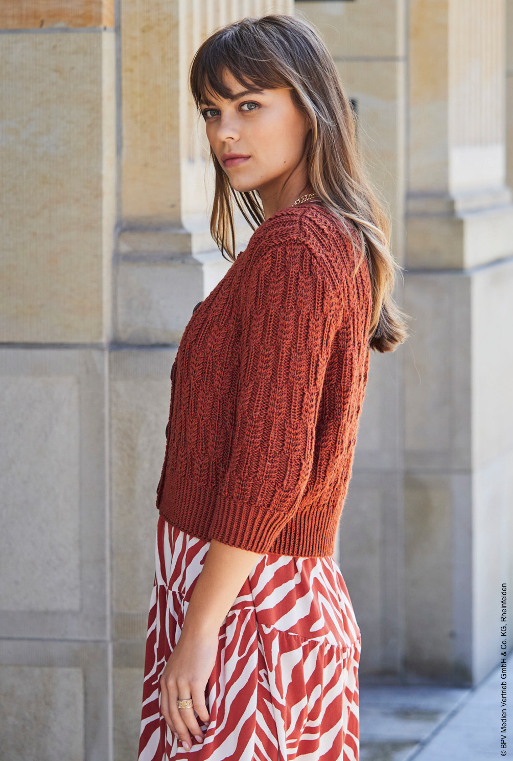 Modellansicht Bild 4: Jacke mit Zopf-Strukturmuster in Braun