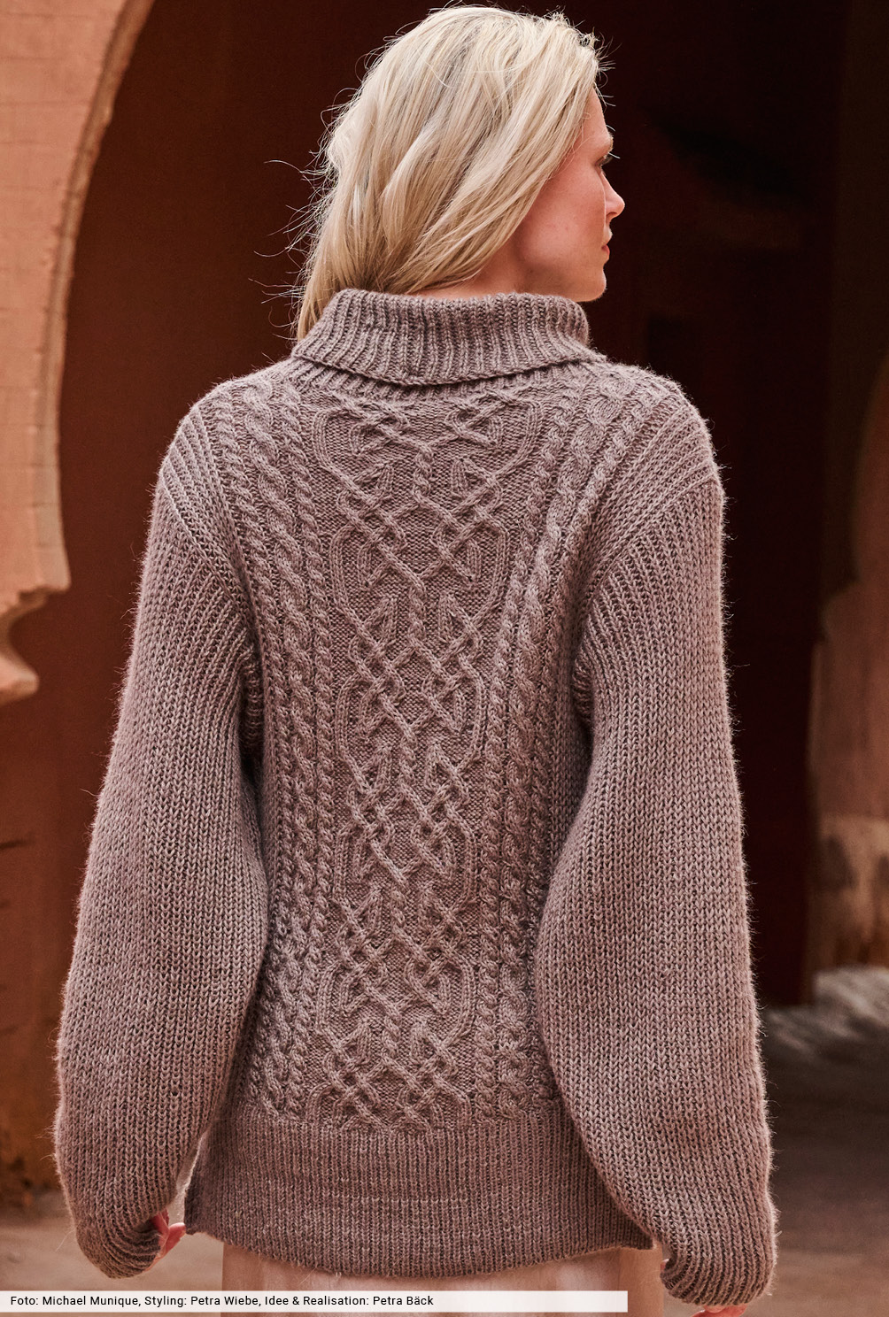 Modellansicht Bild 4: Pulli mit Rippen und Zöpfen