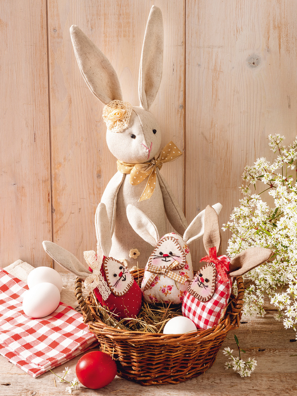 Genähte Hasenfamilie in Beige-Rot-Weiß