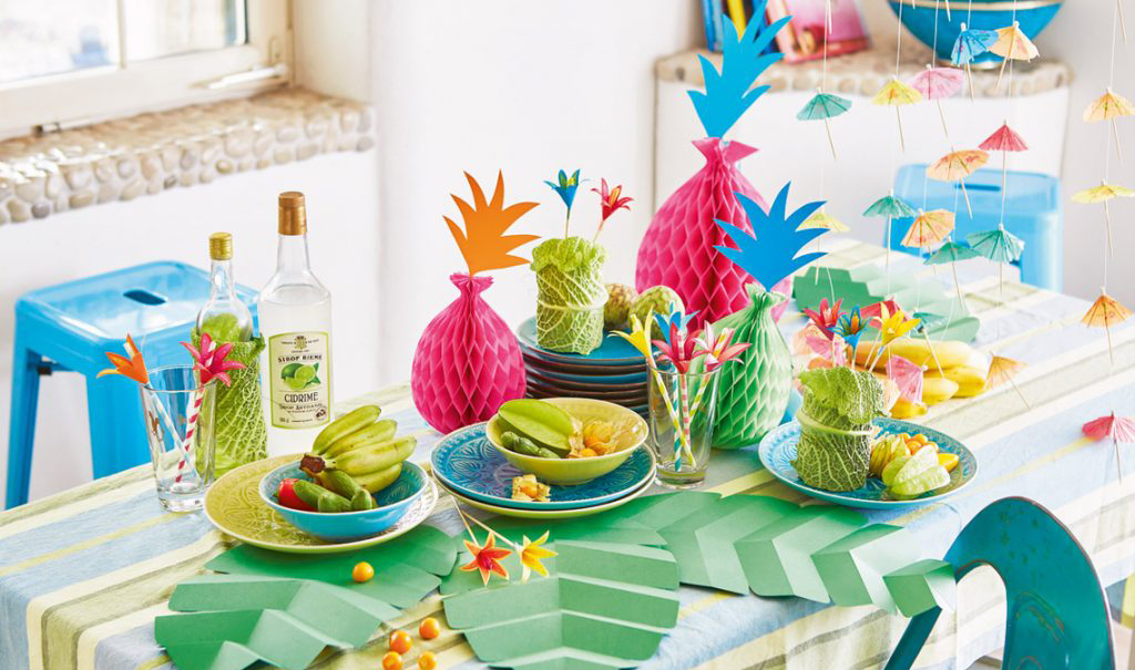 Farbige Deko mit Papierananas, Palmenblättern, moderne und kreative DIY-Muster. Tropisch und lebendig.