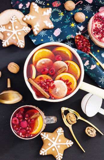 Wintergetränk mit Orangen, Zimt und Granatapfel; ergänzt mit Lebkuchenstern, perfekt festlich.