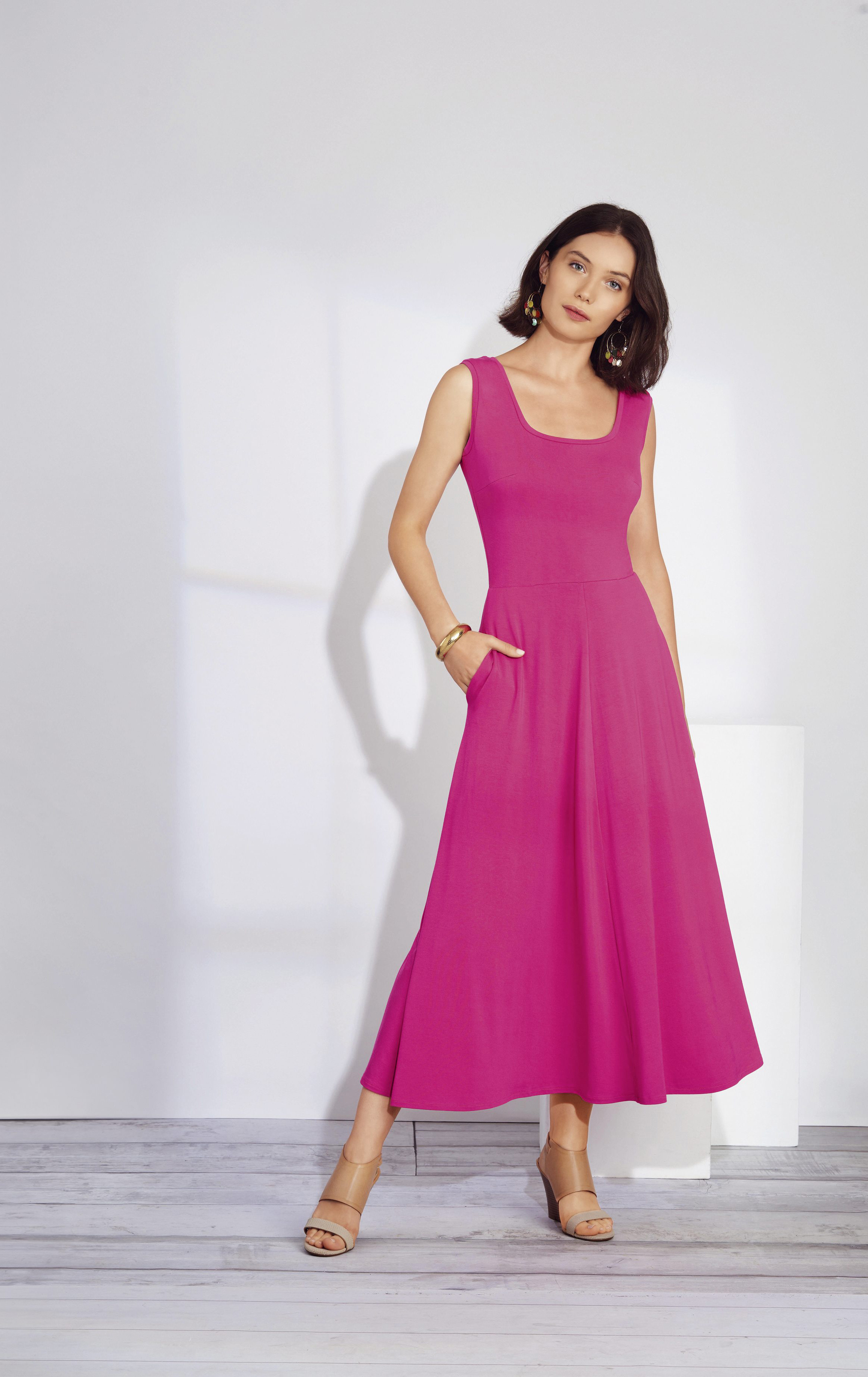 Fuchsia Kleid, ärmellos, figurbetont, fließender Schnitt, modisch, lebendig.