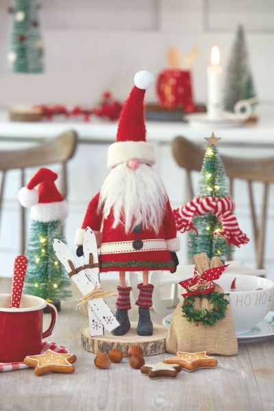 DIY Weihnachtsmann: Roter Anzug, weiße Plüschdetails, schwarze Stiefel. Modische Handarbeit, stilvoll und kreativ.