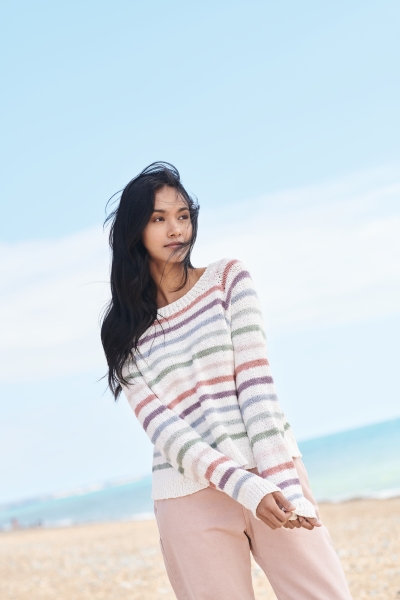 Modischer, gestreifter Pullover in Pastellfarben, locker geschnitten. Sanftes, handgemachtes Flair.