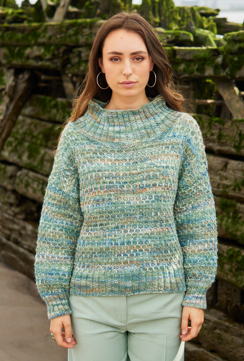 Pullover im Hebemaschenmuster in grün-blauem Farbverlauf