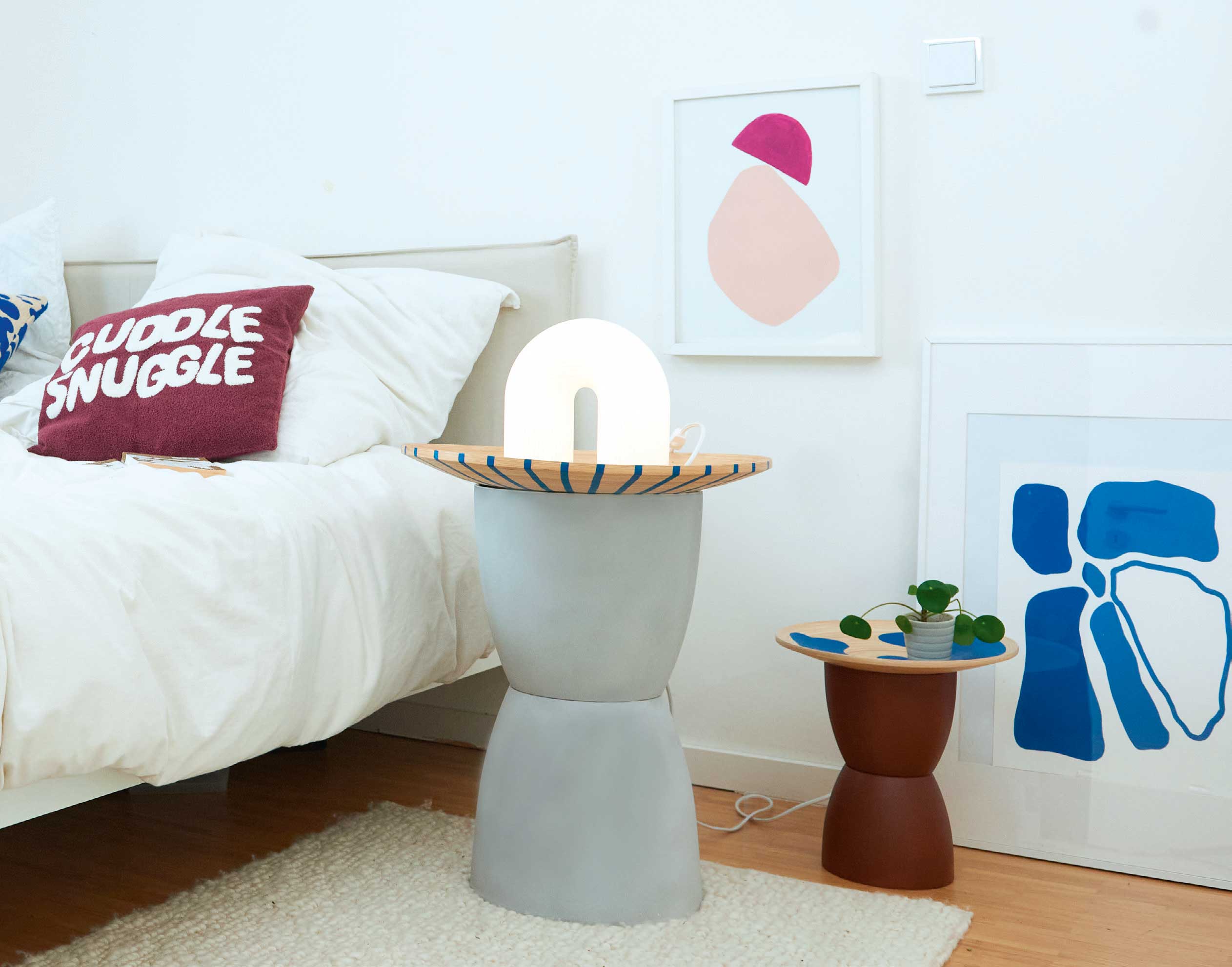 Abstrakte Lampe auf skulpturalem Sockel. Neutrale Grautöne mit blauem Streifenmuster. Handarbeit, stilvoll.