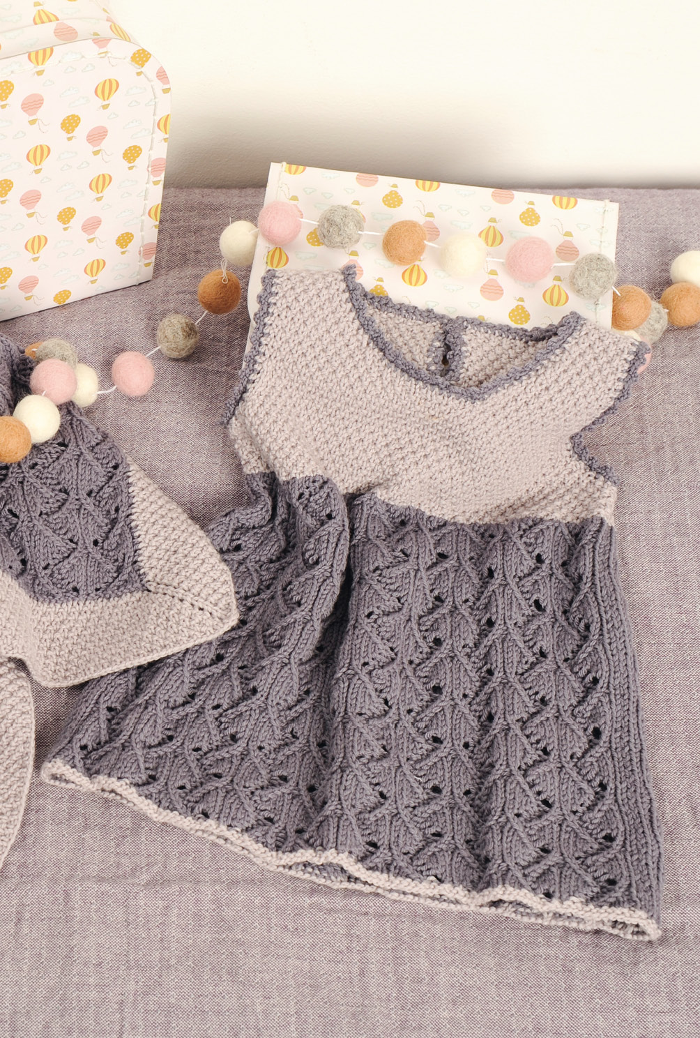 Modellansicht Bild 7: Fliederfarbenes Kleidchen mit passender Mütze und Decke