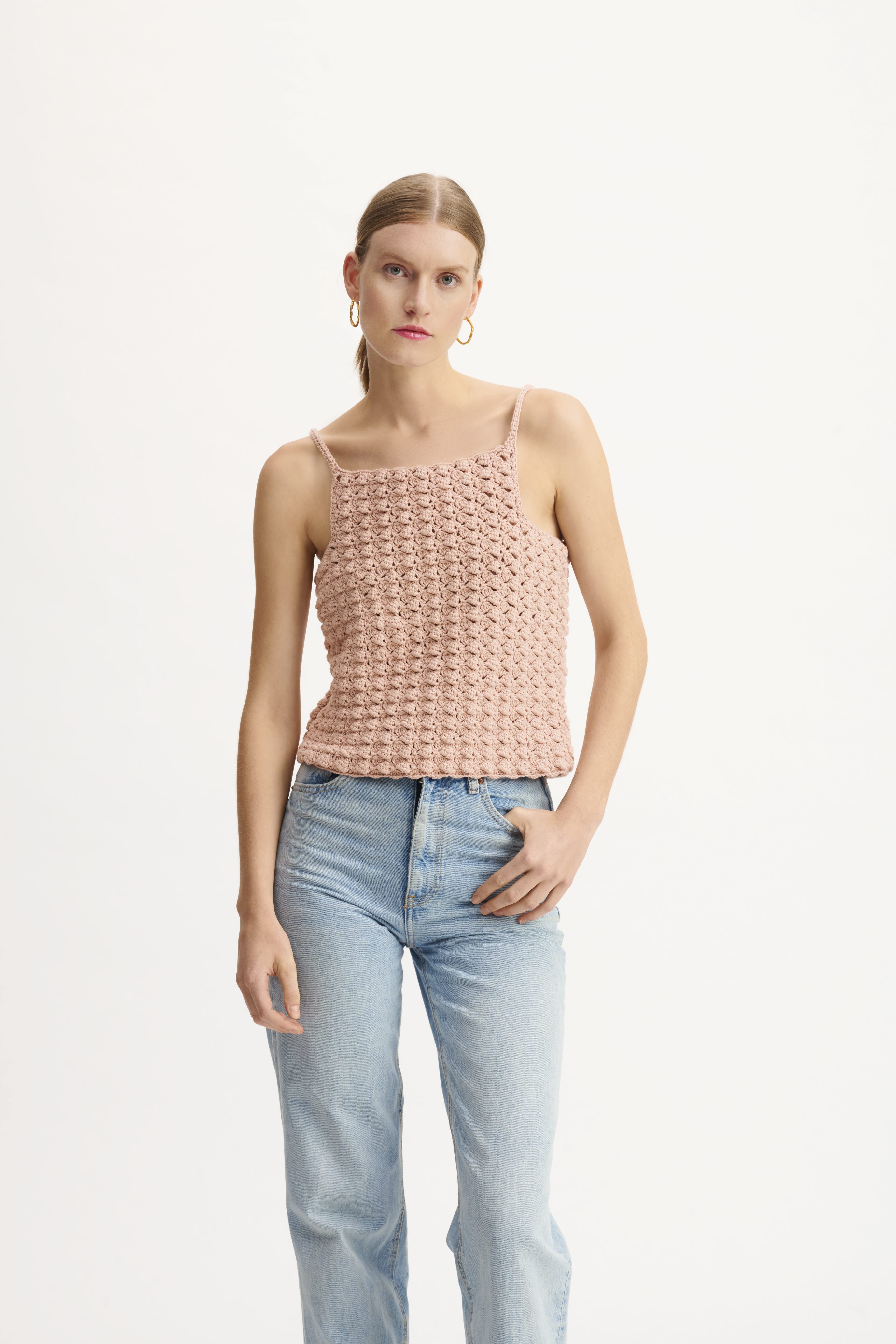 Rosa, häkellook, handgefertigt, lässig, modisch, lockere Passform, kombiniert mit hellen Jeans.