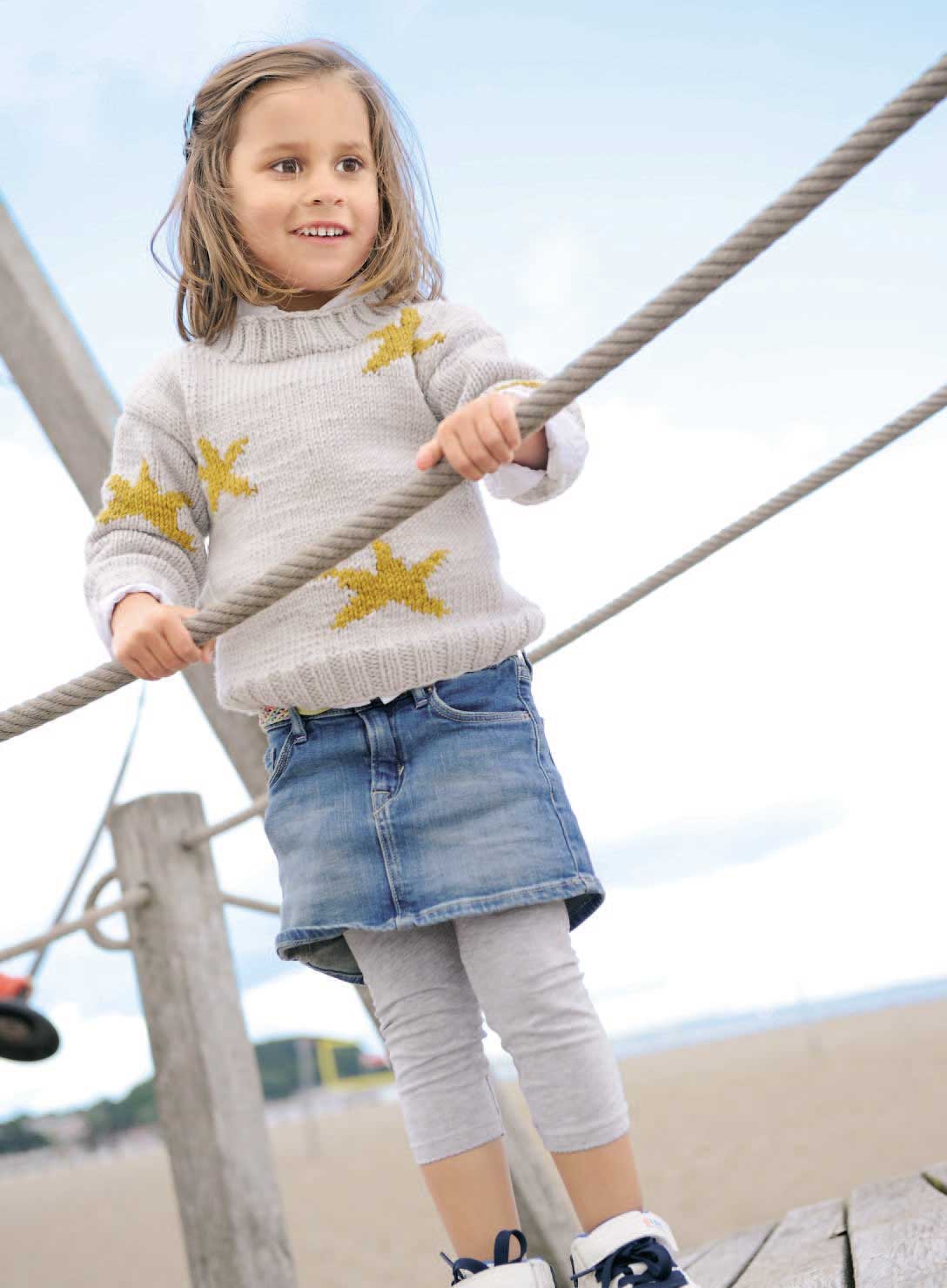 Grauer Pulli mit gelben Sternen, modisch handgemacht. Jeansrock, graue Leggings. Leger, kindlich, fröhlich.