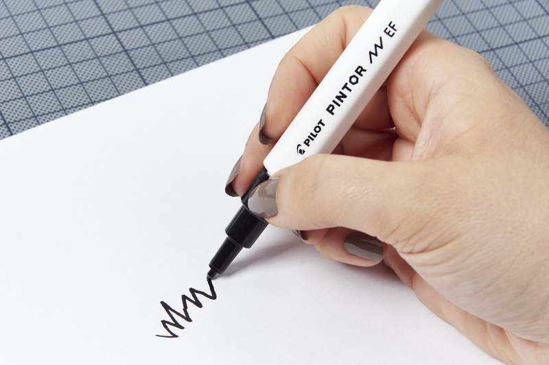 Schwarz-weiße Handzeichnung mit Filzstift. Minimalistisch, klar, kunstvoll.