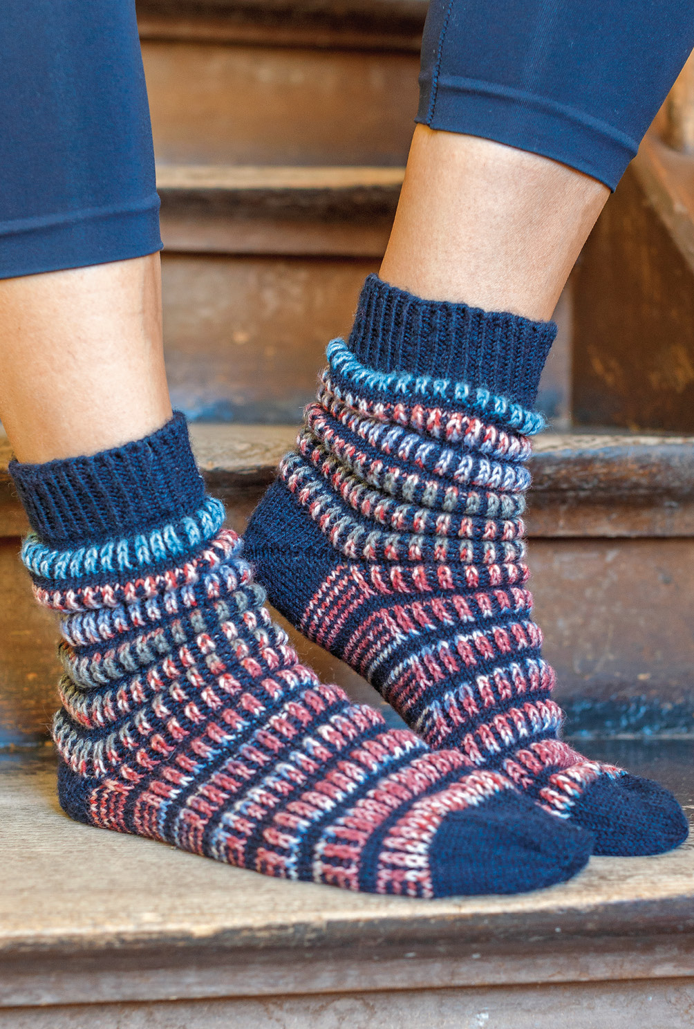 Gestrickte blau-bunte Socken mit Patentrippenmuster