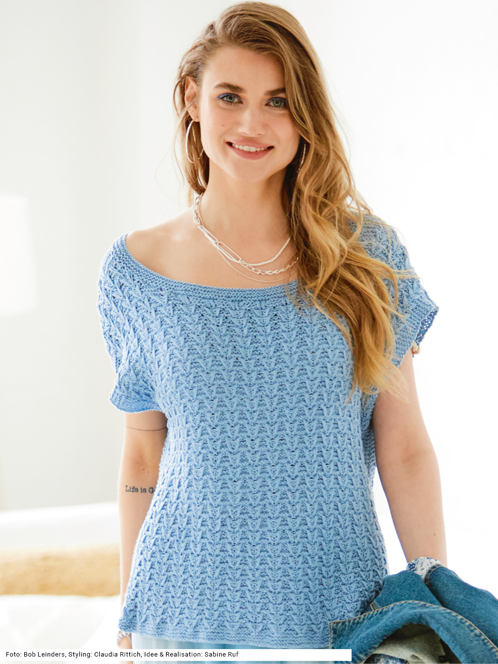 Modellansicht Bild 1: Top mit Hebemaschenmuster in Jeansblau