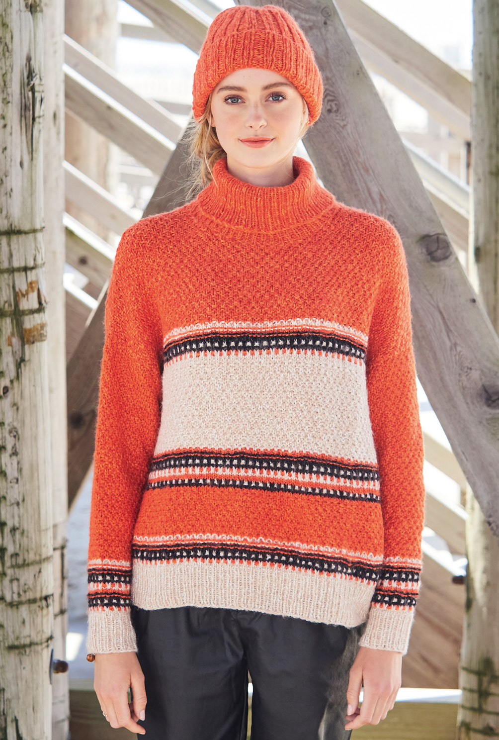 Pulli im Mustermix in Orange, Beige, Schwarz und Mütze