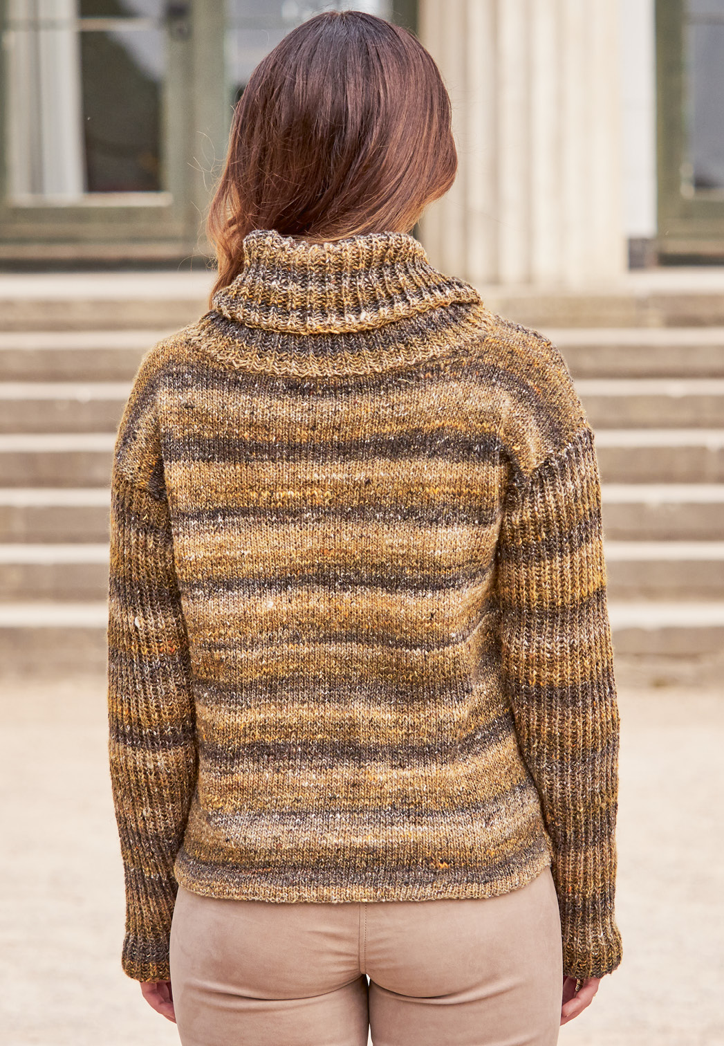 Modellansicht Bild 5: Rollkragen-Pulli in herbstlichem Farbverlauf