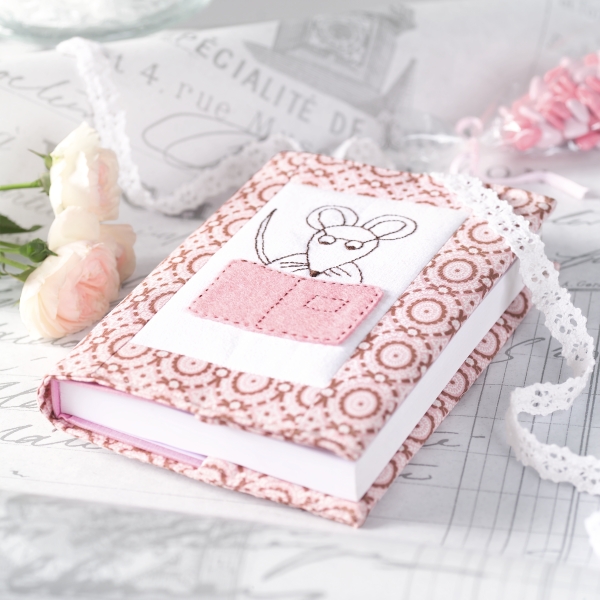 Rosa Kreis-Muster, DIY-Optik; gestickte Maus mit Buchmotiv, verspielter Stil, ideal für Notizbücher.