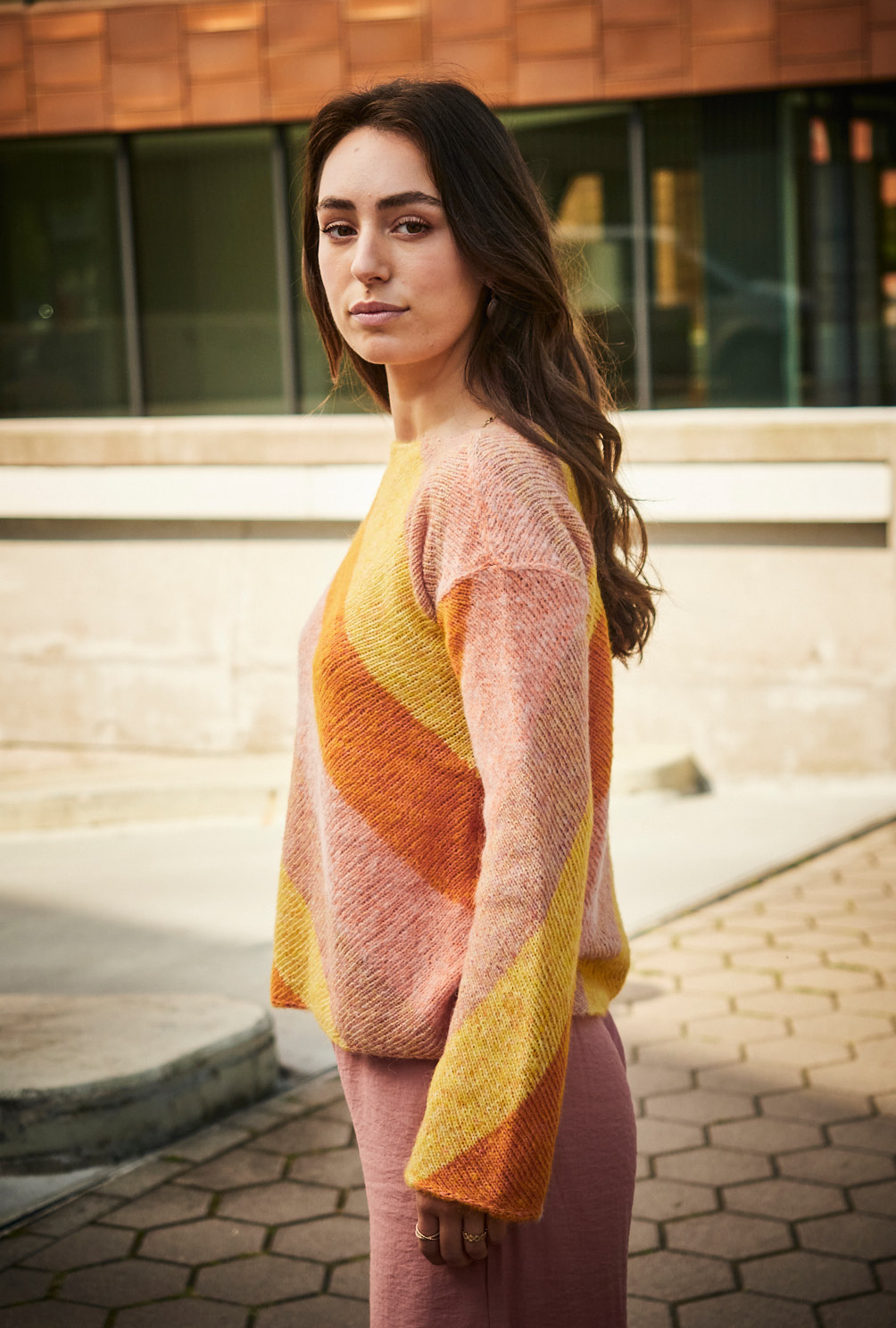 Modellansicht Bild 3: Pulli mit diagonalen Streifen in Orangetönen