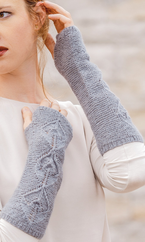 Modellansicht Bild 4: Strickset in Grau aus Armstulpen, Umhängetasche und Dreieckstuch