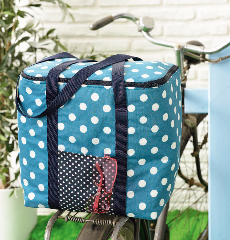 Blau-weiß gepunktete Tasche mit dunklen Gurten. Moderne, handgemachte Ästhetik. Farbenfrohe Polka Dots.