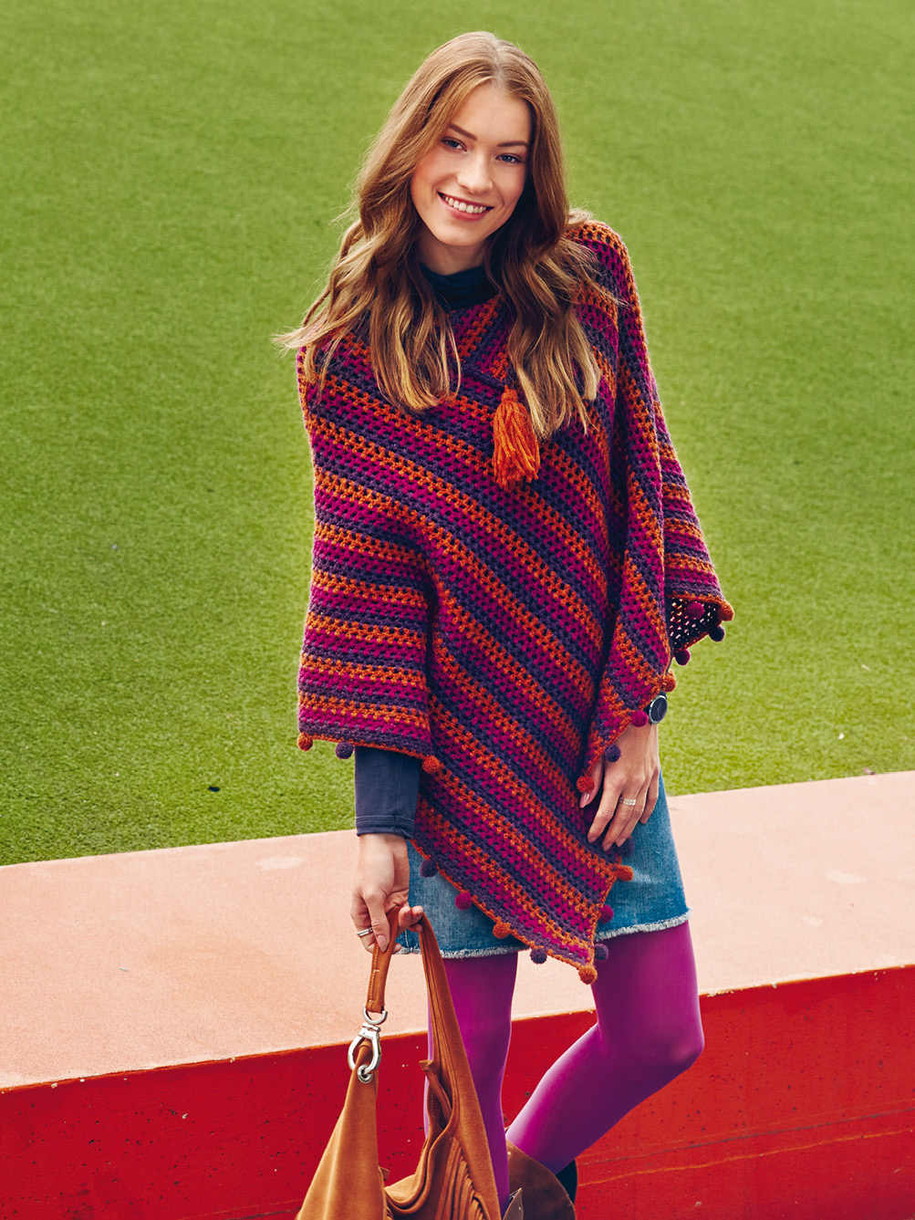 Gehäkelter Poncho in drei Farben mit Mini-Pompons