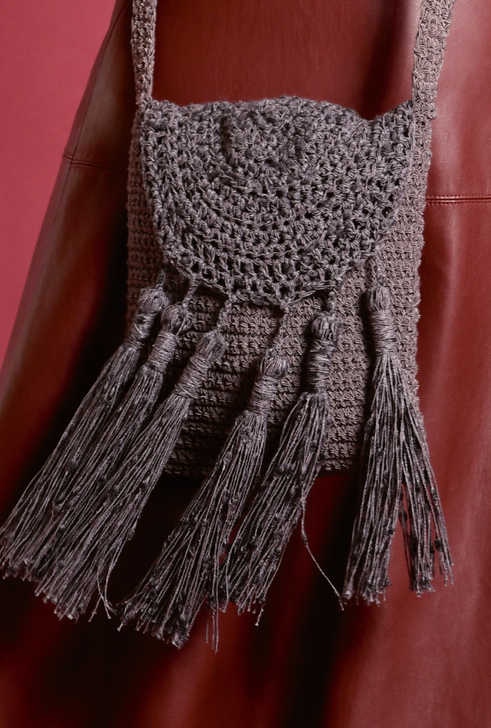 Modellansicht Bild 4: Kleine, gehäkelte Schultertasche aus zwei Garnen mit großen Troddeln
