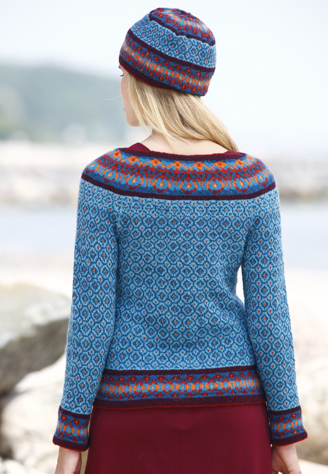 Blauer Strickpullover & Mütze mit rotem Muster; handgemacht, nordisch, stilvoll.