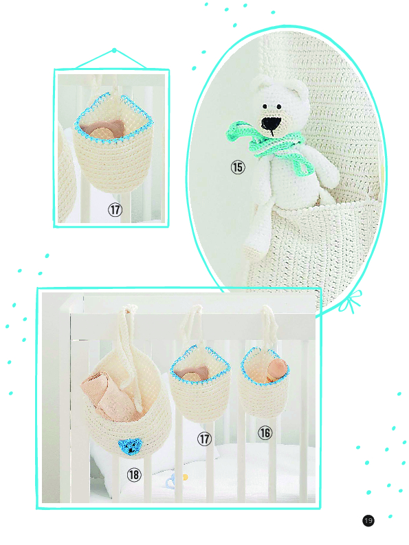 Kleine cremefarbene Häkelkörbe mit blauem Rand, modisch und selbstgemacht. Ideal für Babyzimmer.