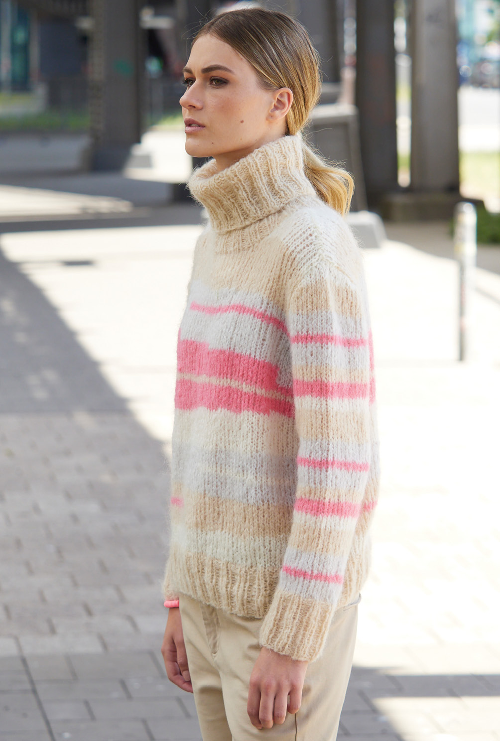 Pullover mit Intarsien in Beige, Silbergrau, Weiß und Pinks