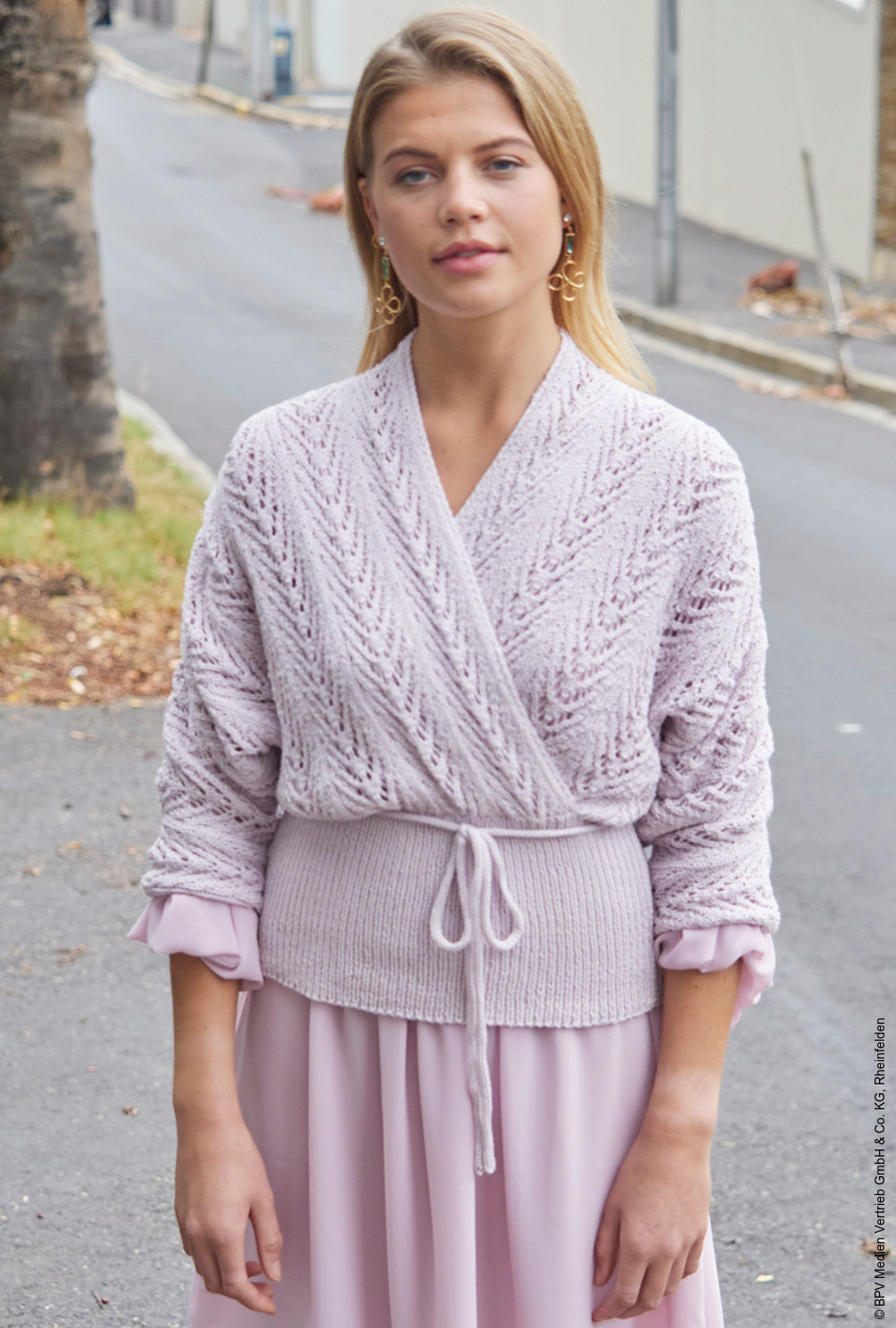 Anleitung: Pulli mit Ajourmuster in Wickeloptik in hellem Rosa