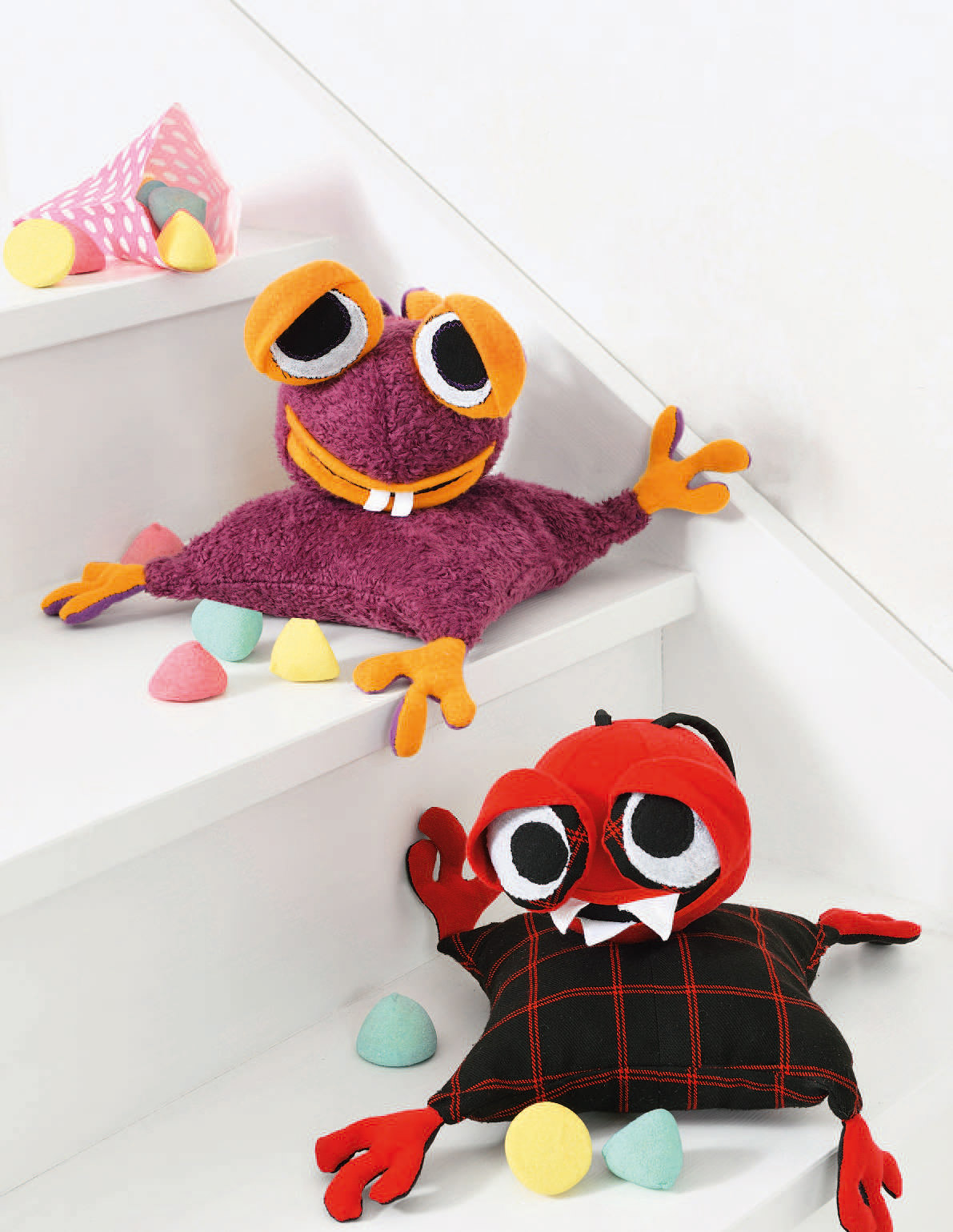 Farbenfrohe, handgemachte Monsterkissen mit auffälligem Muster und leuchtenden Details. Kuschelig und originell.