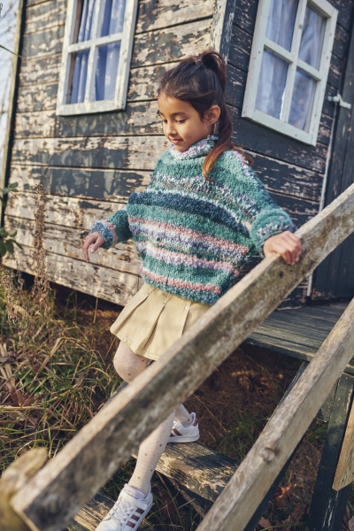 Modischer, gestreifter Strickpullover in Grün und Rosa, handgemacht. Kombiniert mit plissiertem Rock.