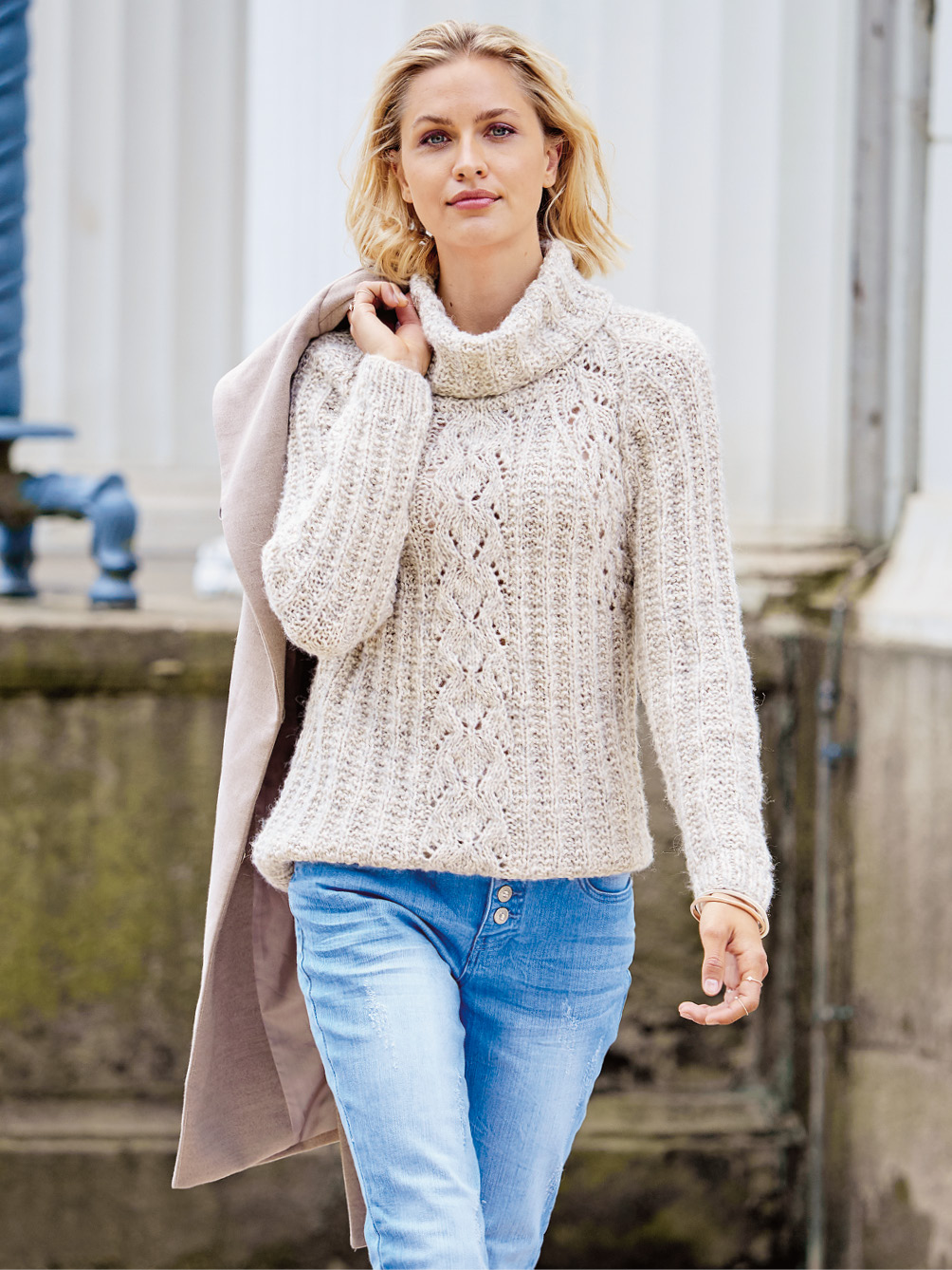 Modellansicht Bild 1: Raglanpulli mit Rollkragen in Natur mit Ajour- und Patentmuster